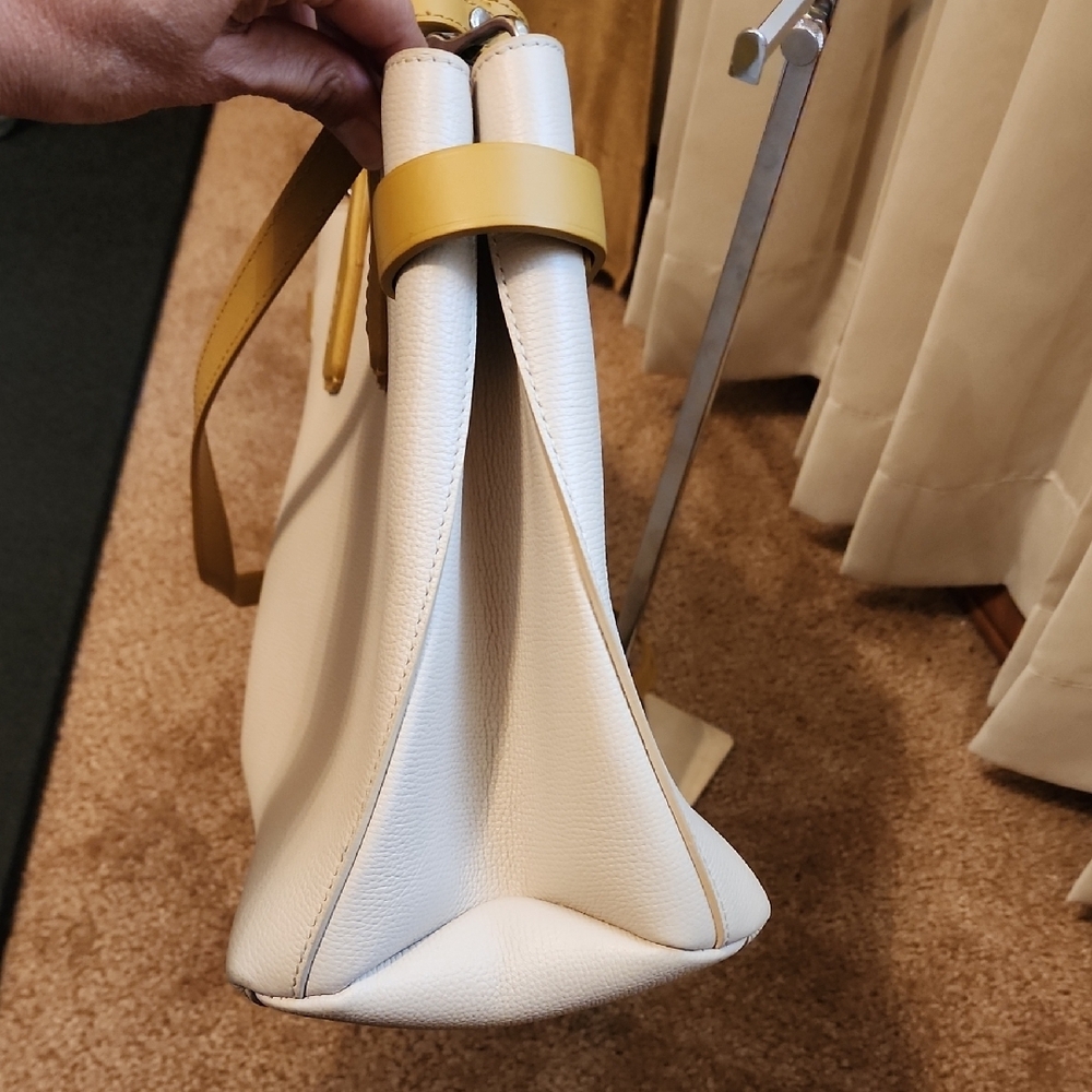 Burberry Banner Leather Tote Bag in Ivory with Tan leather details - Picture 13 of 16
